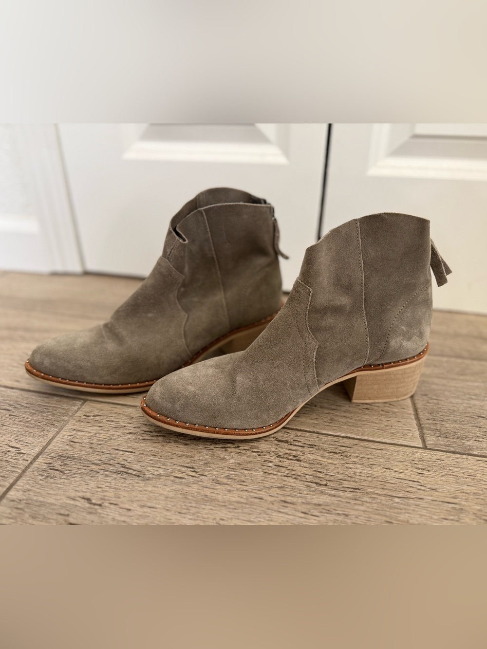 Women’s Suede crevo Ankle Booties in sage green